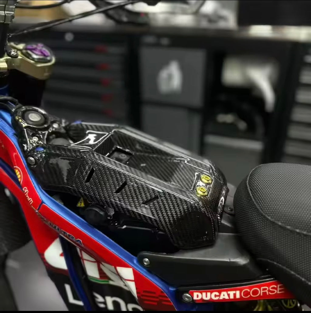 Ventilated genuine carbon fiber battery cover